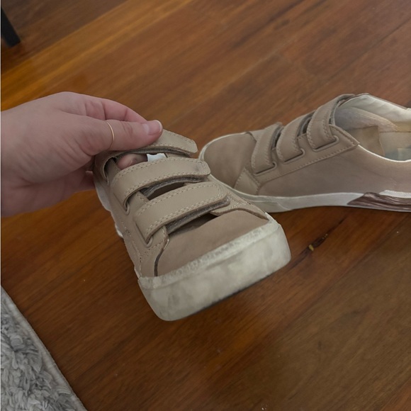 Dolce Vita Sneakers - Picture 6 of 8